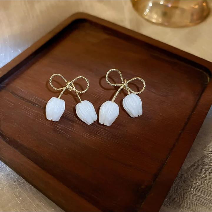 TULIP BOW STUD